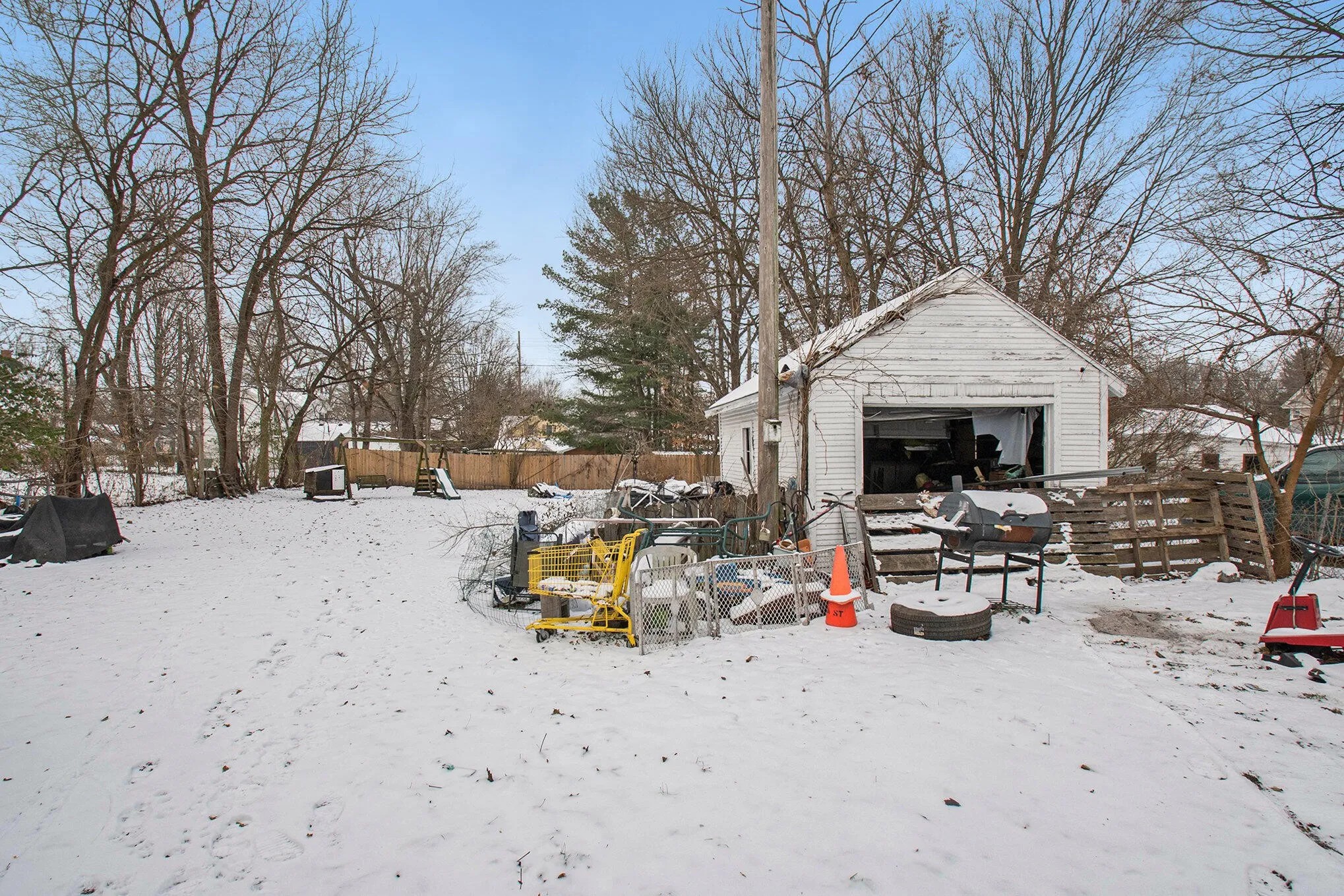 Exterior Image Fix and flip in Dowagiac Michigan Exterior photo of garage - fix and flip in Dowagiac Michigan
